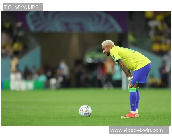 足球比赛意外频发球员断腿事件引发对安全措施的深思与讨论